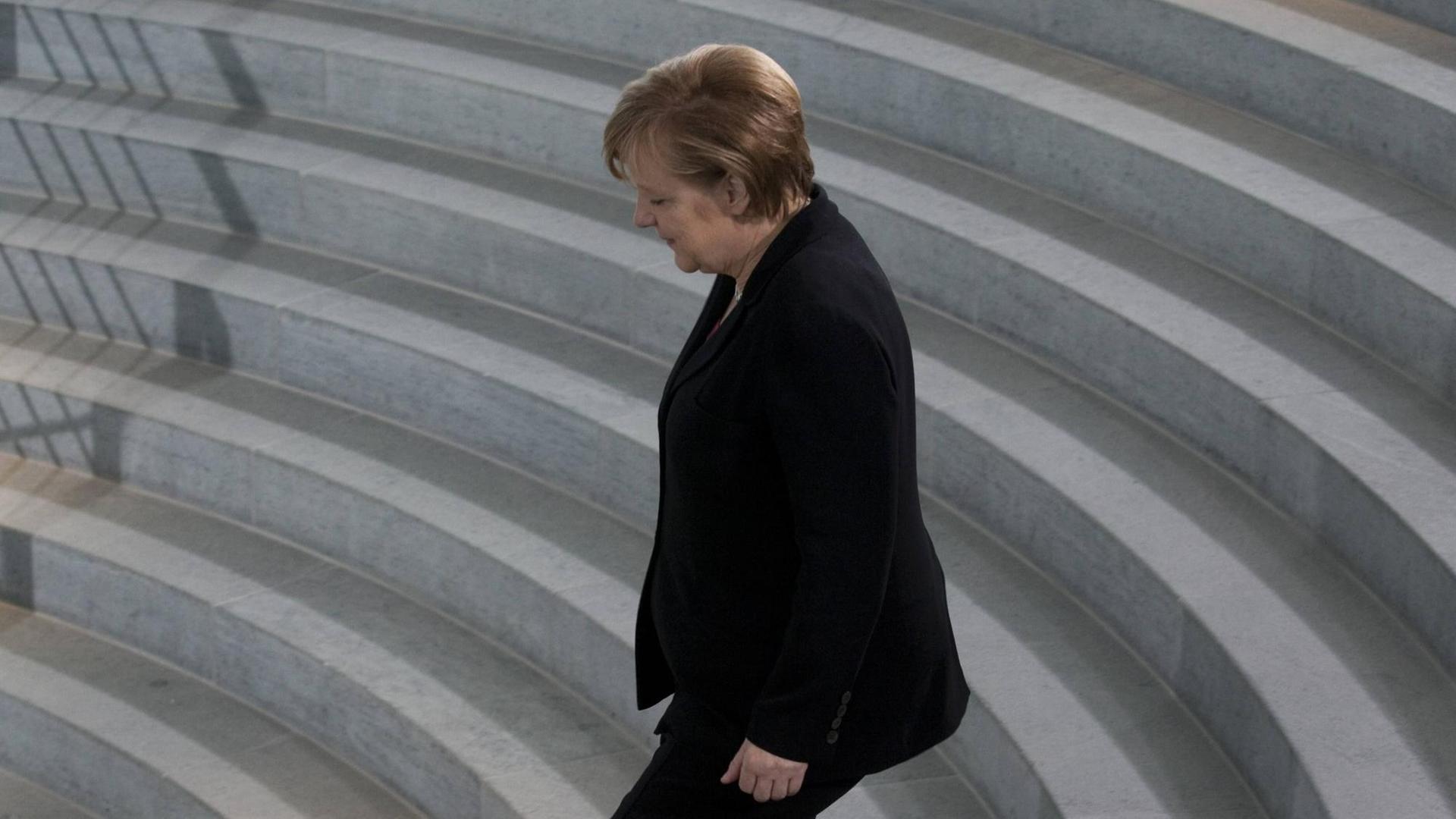 Bundeskanzlerein Angela Merkel (CDU) geht eine Trepper herunter. Bundeskanzlerein Angela Merkel (CDU) geht eine Trepper herunter.