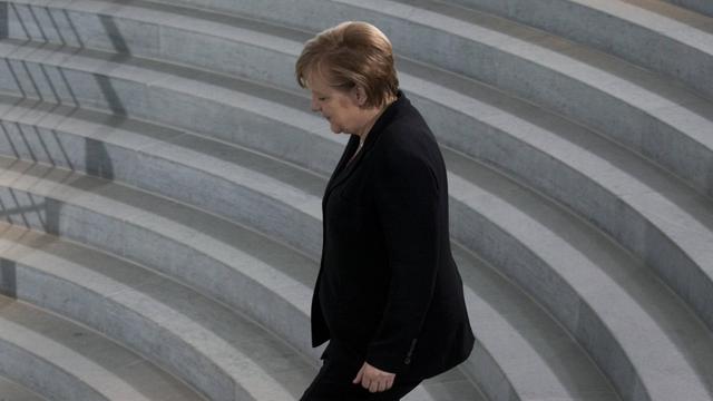 Bundeskanzlerein Angela Merkel (CDU) geht eine Trepper herunter.