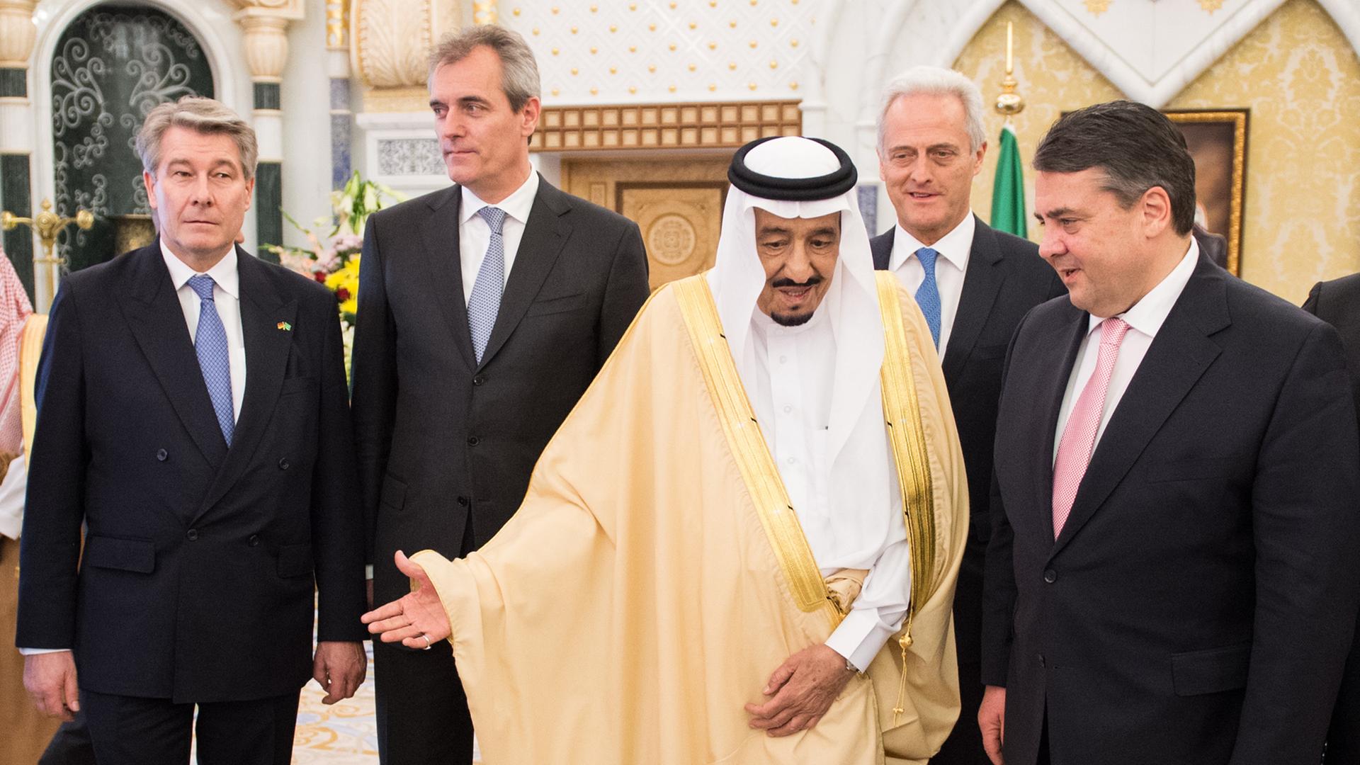 Im Königspalast stehen Wolfgang Büchele, Rainer Seele, König Salman, Peter Ramsauer und Sigmar Gabriel nebeneinander. Im Königspalast stehen Wolfgang Büchele, Rainer Seele, König Salman, Peter Ramsauer und Sigmar Gabriel nebeneinander.