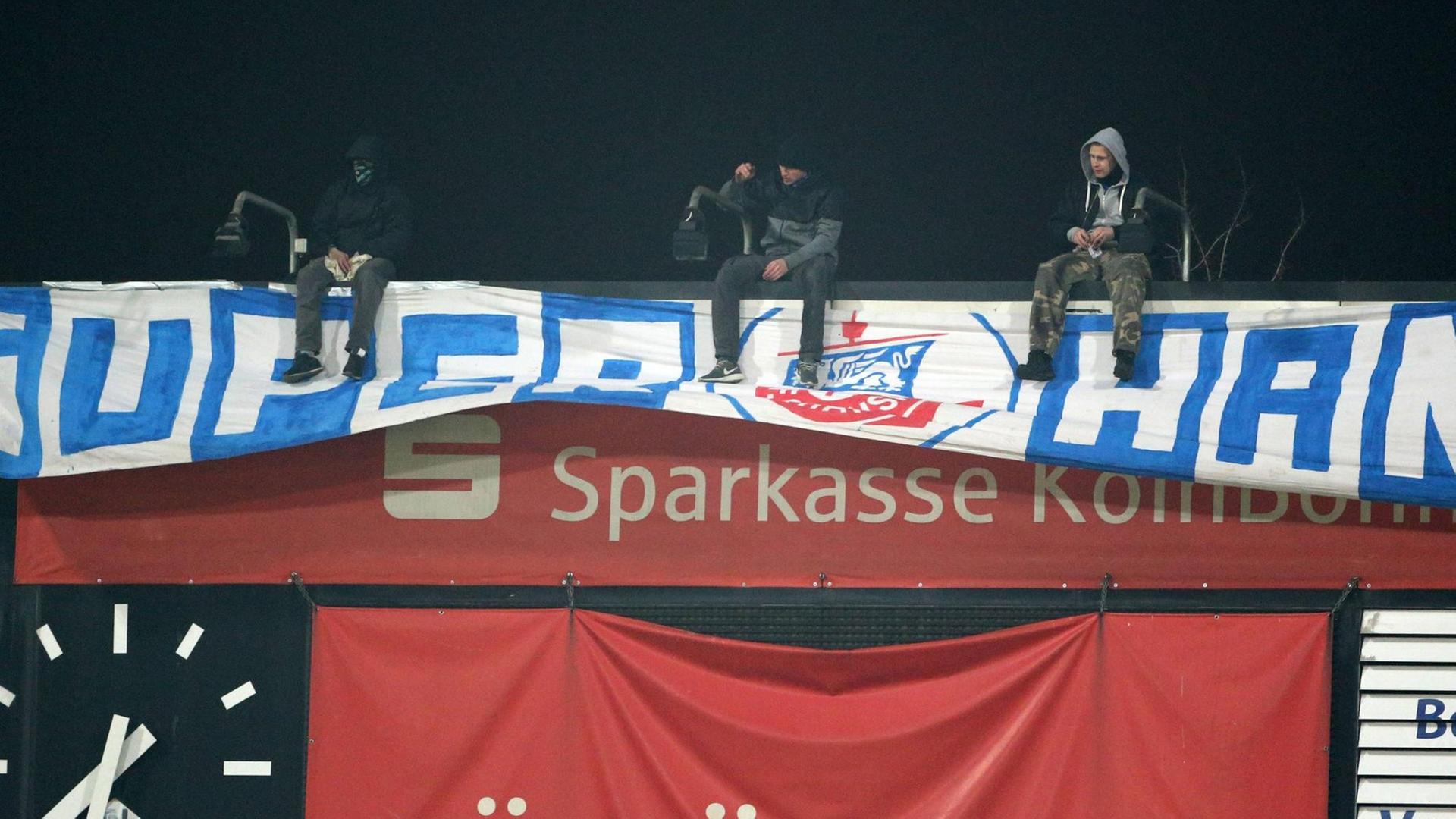 Rostocker Fans kapern beim Spiel im Kölner Südstadion eine Anzeigetafel