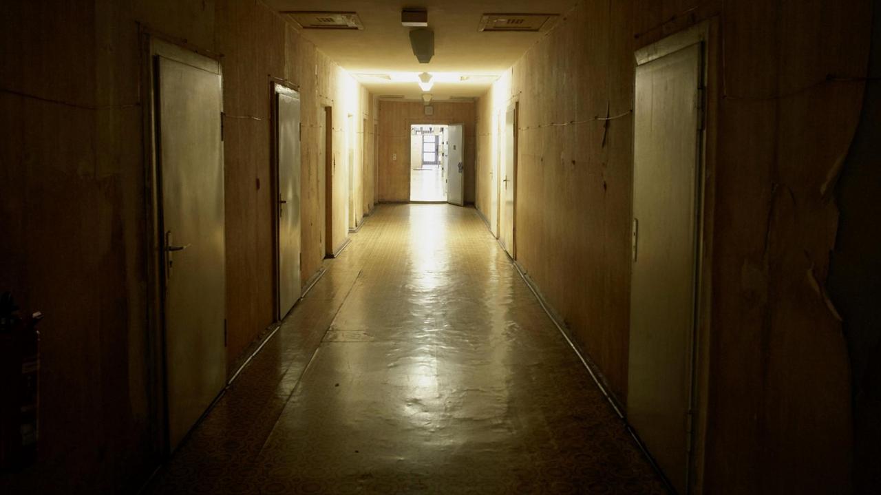 Flure in der Gedenkstätte Berlin-Hohenschönhausen, die früher als Haftanstalt in der DDR diente. Flure in der Gedenkstätte Berlin-Hohenschönhausen, die früher als Haftanstalt in der DDR diente.