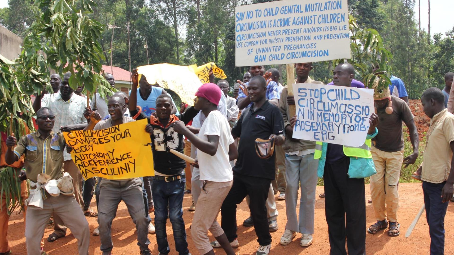 Demonstration gegen die Beschneidung von kleinen Jungen im Kreis Kakamega, wo die Beschneidungen zum Teil ohne Wissen der Eltern durchgeführt wurden. Demonstration gegen die Beschneidung von kleinen Jungen im Kreis Kakamega, wo die Beschneidungen zum Teil ohne Wissen der Eltern durchgeführt wurden.