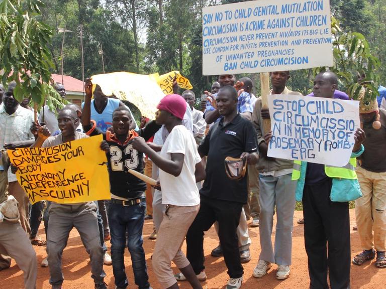 Demonstration gegen die Beschneidung von kleinen Jungen im Kreis Kakamega, wo die Beschneidungen zum Teil ohne Wissen der Eltern durchgeführt wurden.