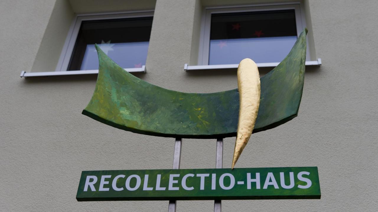 Der Schriftzug "Recollectio-Haus" steht in Münsterschwarzach (Bayern) am Eingang zum Recollectio-Haus im Kloster Münsterschwarzach Der Schriftzug "Recollectio-Haus" steht in Münsterschwarzach (Bayern) am Eingang zum Recollectio-Haus im Kloster Münsterschwarzach