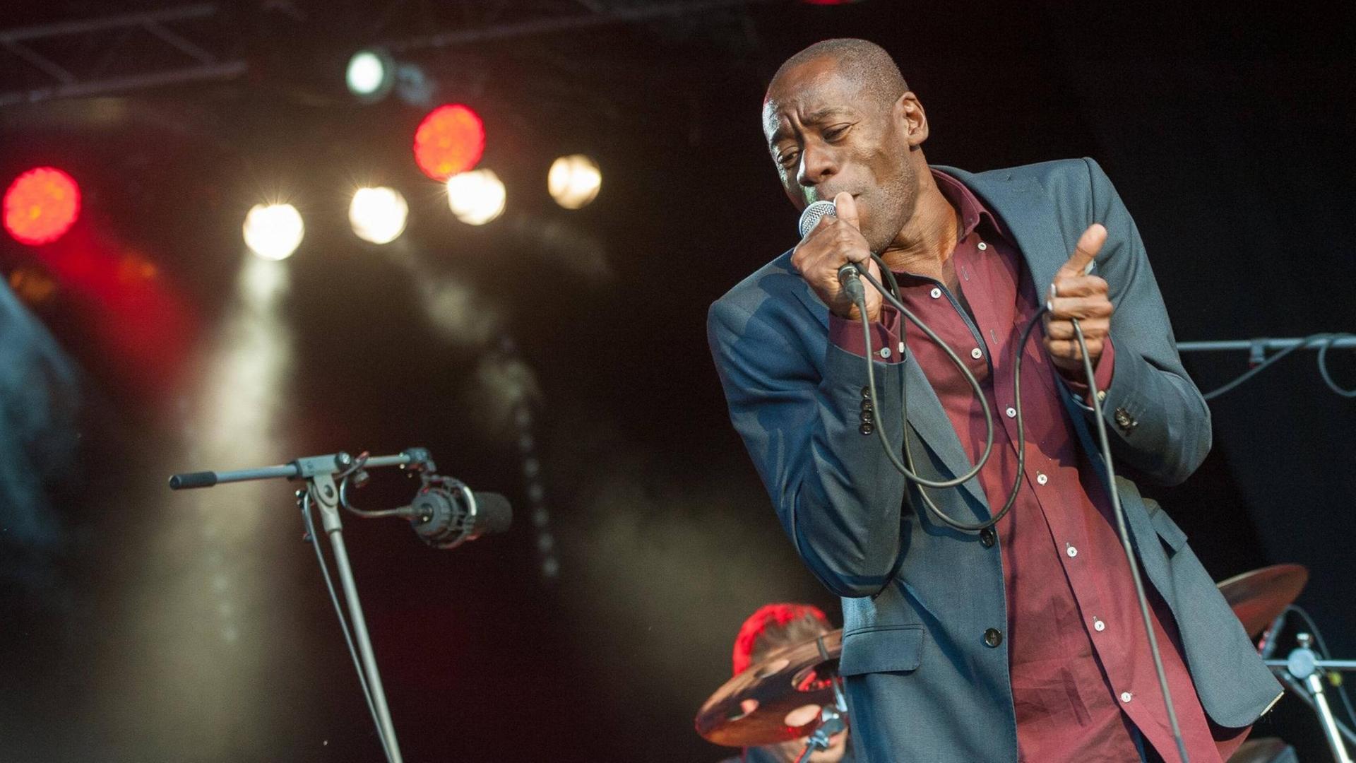 Der britische Musiker Andrew Roachford bei einem Festival in der Kulturarena Jena im Juli 2015 Der britische Musiker Andrew Roachford bei einem Festival in der Kulturarena Jena im Juli 2015