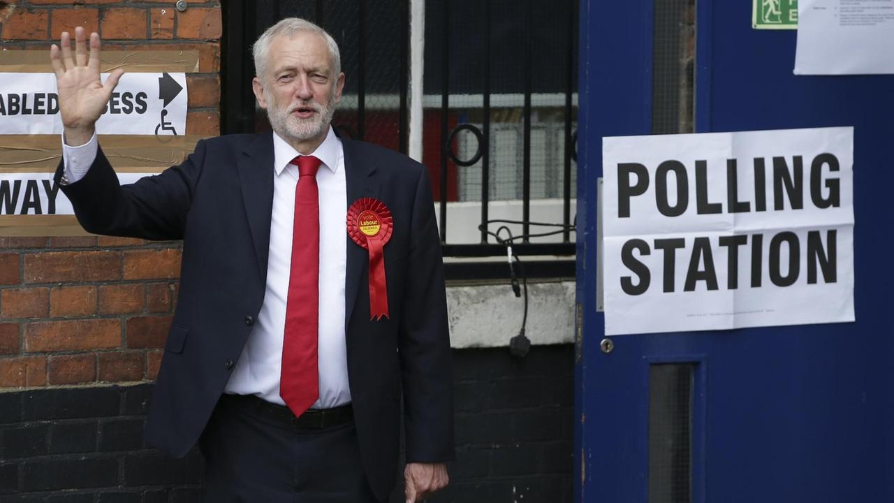 Labour-Chef Jeremy Corbyn steht vor seinem Wahllokal und winkt. Labour-Chef Jeremy Corbyn steht vor seinem Wahllokal und winkt.