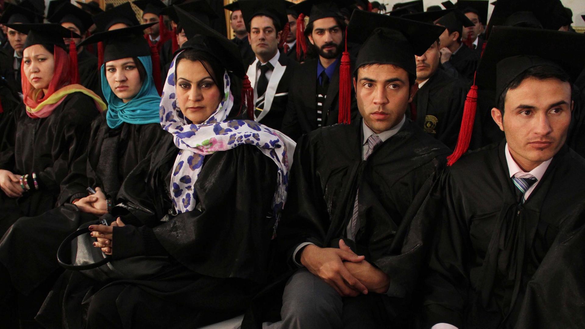 Afghanische Studenten in Kabul bei der Abschlussfeier Afghanische Studenten in Kabul bei der Abschlussfeier