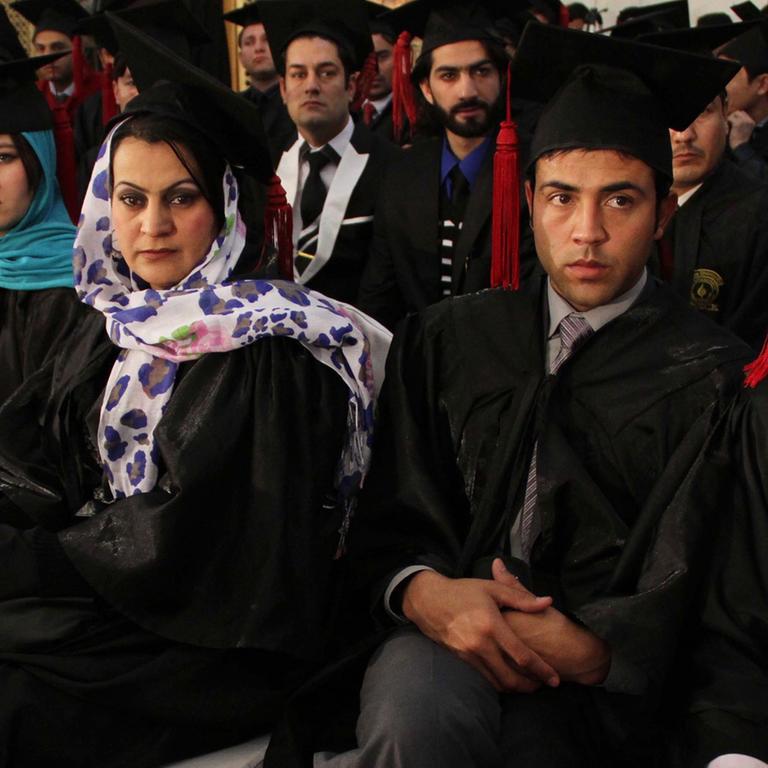 Afghanische Studenten in Kabul bei der Abschlussfeier