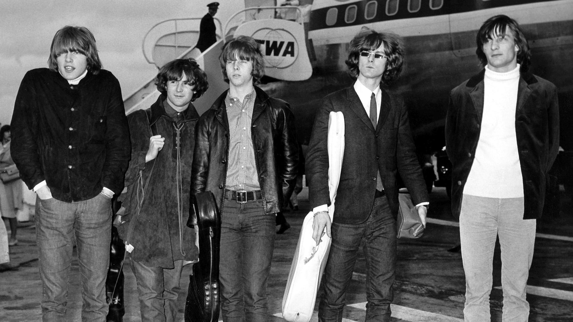 Die amerikanische Rockgruppe "The Byrds" bei ihrer Ankunft auf dem Londoner Flughafen im August 1965. Die amerikanische Rockgruppe "The Byrds" bei ihrer Ankunft auf dem Londoner Flughafen im August 1965.