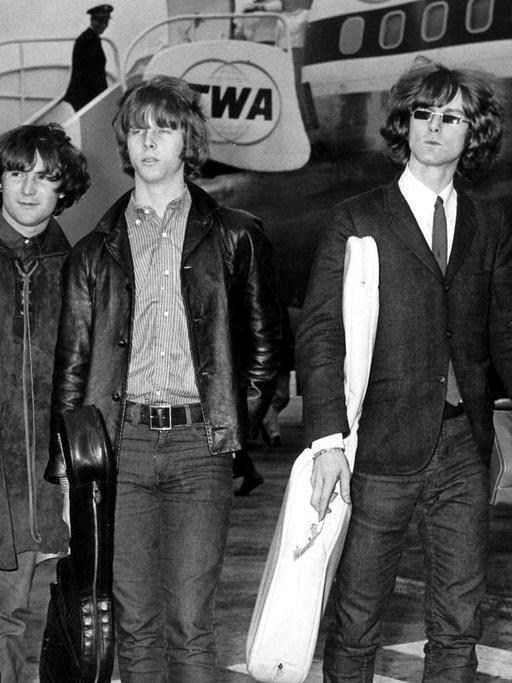 Die amerikanische Rockgruppe "The Byrds" bei ihrer Ankunft auf dem Londoner Flughafen im August 1965.