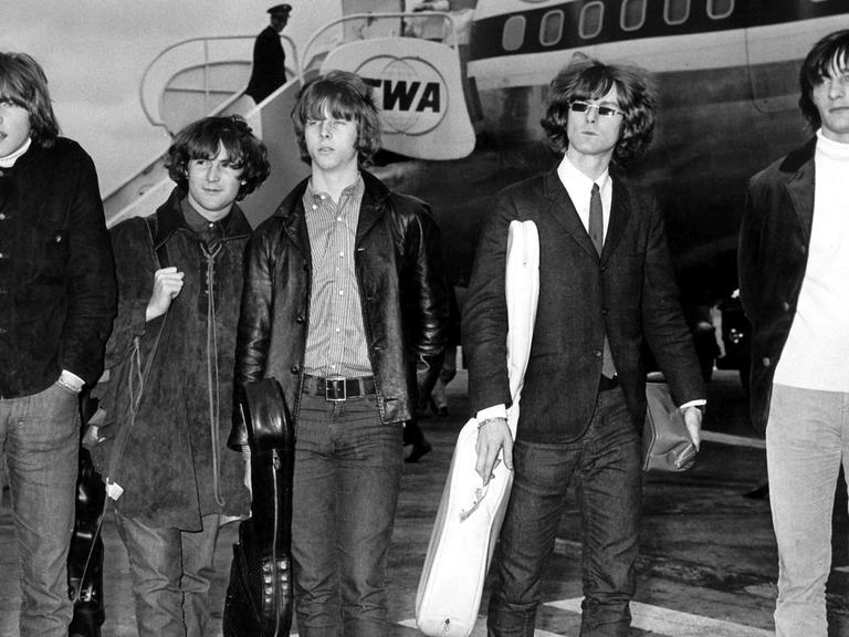 Die amerikanische Rockgruppe "The Byrds" bei ihrer Ankunft auf dem Londoner Flughafen im August 1965.