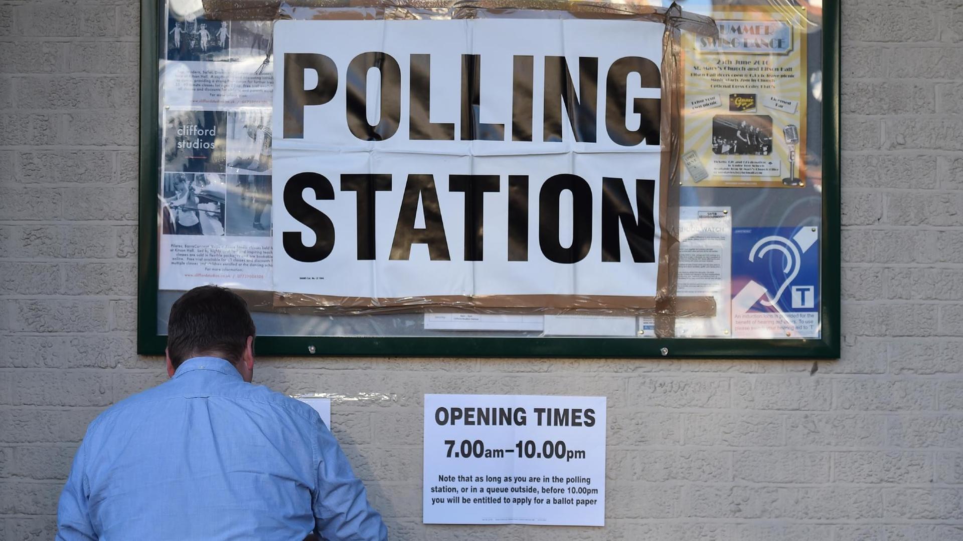 Ein Mann vor einem Wahllokal im Südwesten von London am 5.5.2016. Ein Mann vor einem Wahllokal im Südwesten von London am 5.5.2016.