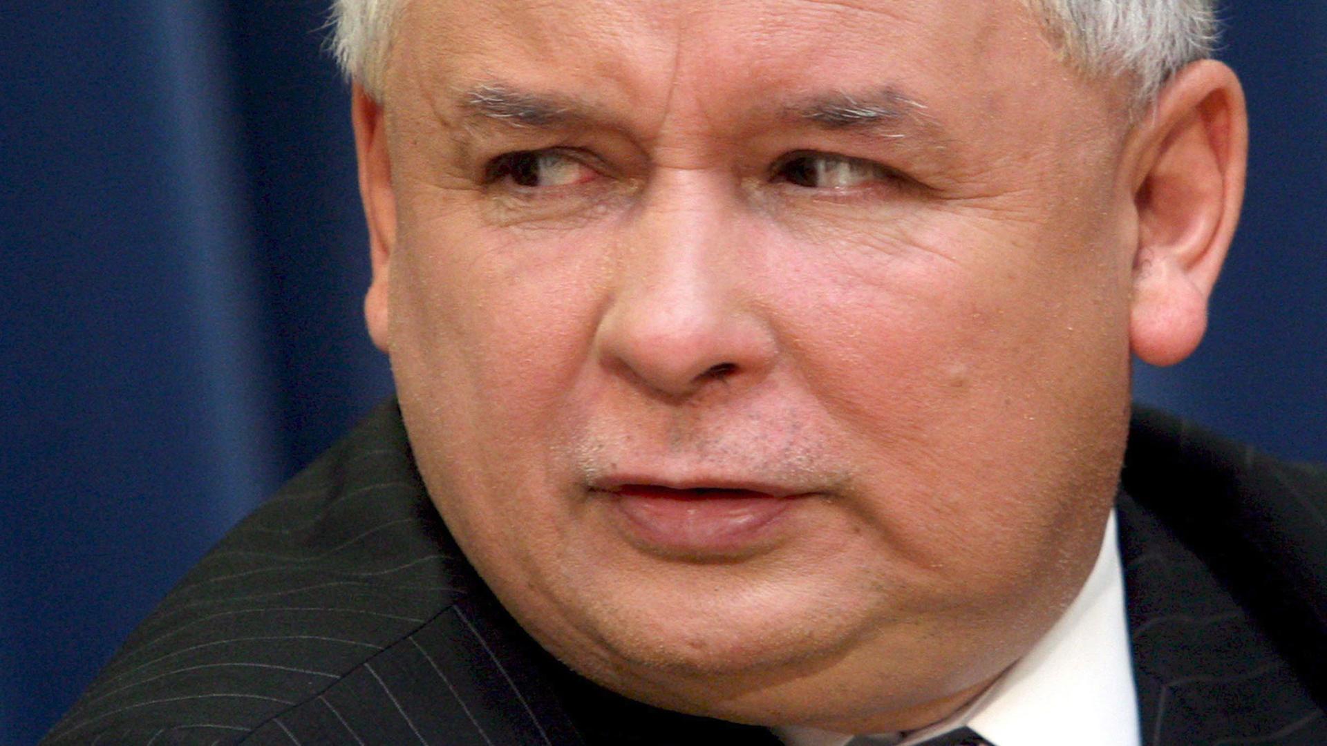 Polish Prime Minister Jaroslaw Kaczynski addresses the media during a press conference about recalling his deputy Andrzej Lepper, late 09 July 2007. President Lech Kaczynski recalled, 09 July 2007 Andrzej Lepper from the post at the motion of PM Jaroslaw Kaczynski, government spokesman Jan Dziedziczak said. 'The decision stems from facts revealed by the Central Anti-corruption Office (CBA) in connection with corruption charges. Two persons have been
