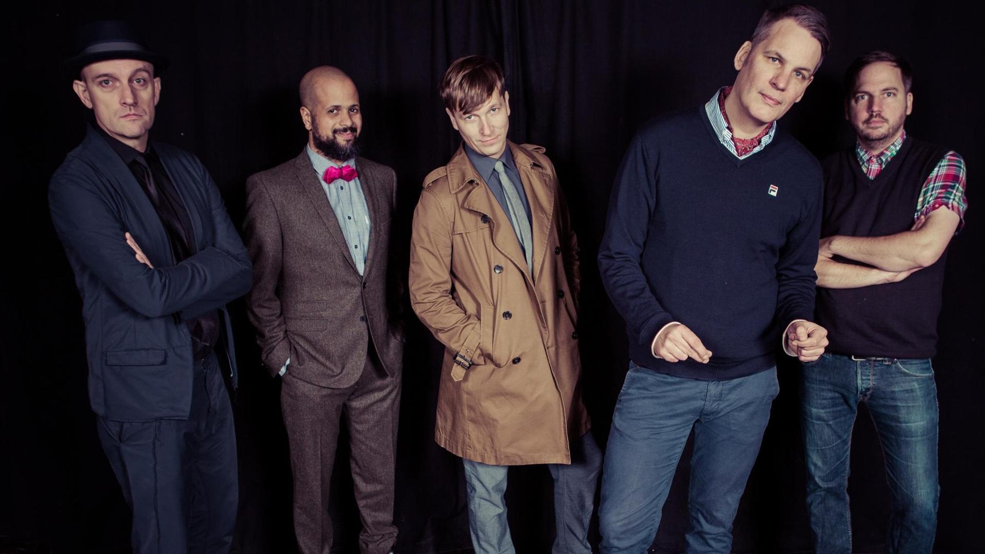 Die Hamburger Band Die Liga der gewöhnlichen Gentlemen ist die Nachfolgeband von Superpunk. Die Hamburger Band Die Liga der gewöhnlichen Gentlemen ist die Nachfolgeband von Superpunk.