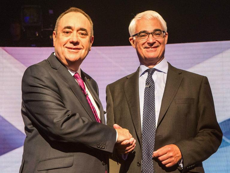 Schottlands Erster Minister Alex Salmond und der frühere britische Finanzminister Alistair Darling diskutierten beim TV-Duell über das Für und Wider einer Unabhängigkeit des Landes.