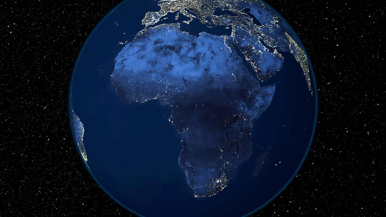 Ein Satellitenbild zeigt Afrika bei Nacht.