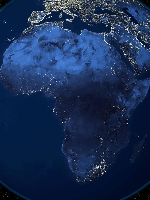 Ein Satellitenbild zeigt Afrika bei Nacht.