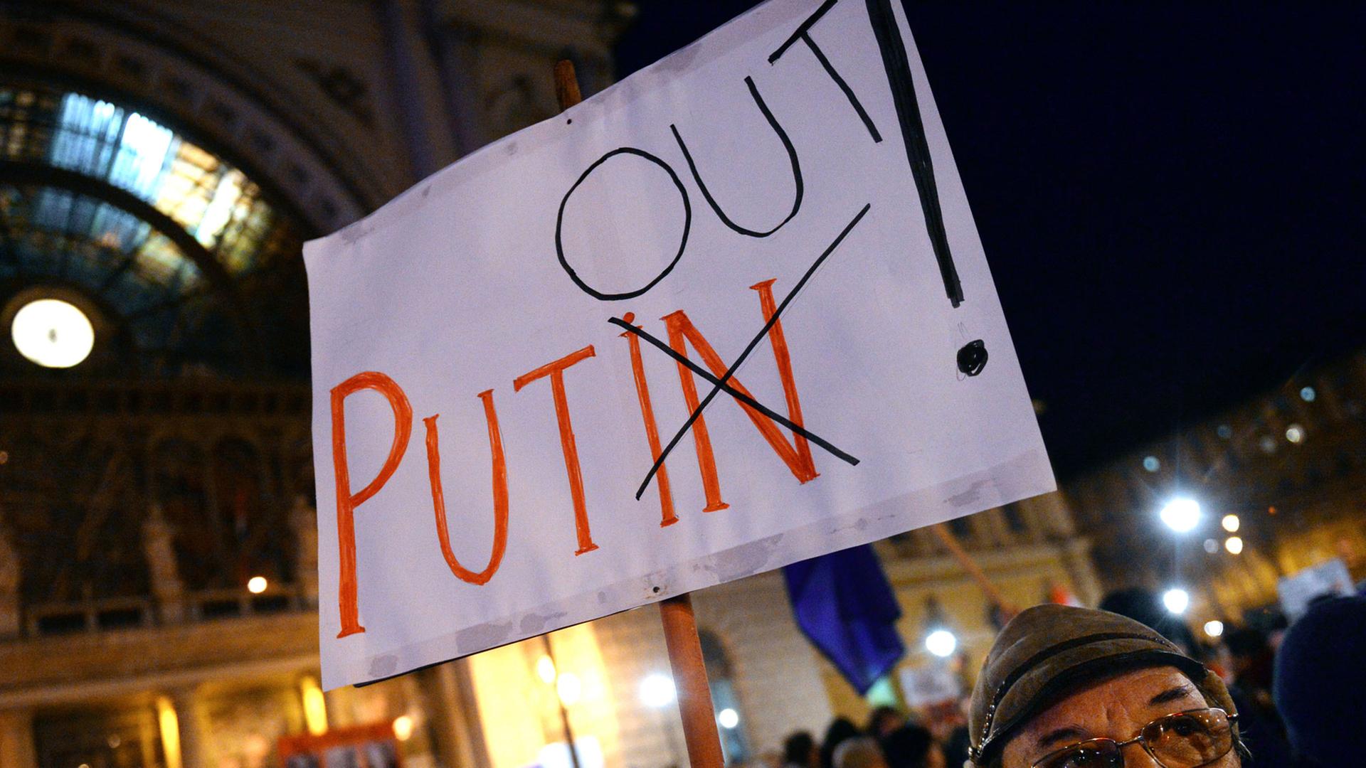 Ein Demonstrant in Budapest hält ein Schild mit der Aufschrift "Putin Out" Ein Demonstrant in Budapest hält ein Schild mit der Aufschrift "Putin Out"