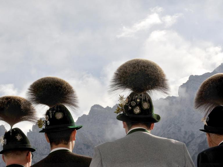 Teilnehmer der 26. "Gamsbartolympiade" stehen am 14.10.2012 in Mittenwald (Bayern) vor der Kulisse des Karwendelgebirges mit Gamsbärten der Königsklasse.