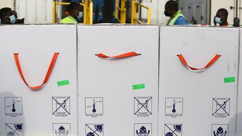 Eine Lieferung Astrazeneca für Ghana aus dem Covax-Programm.