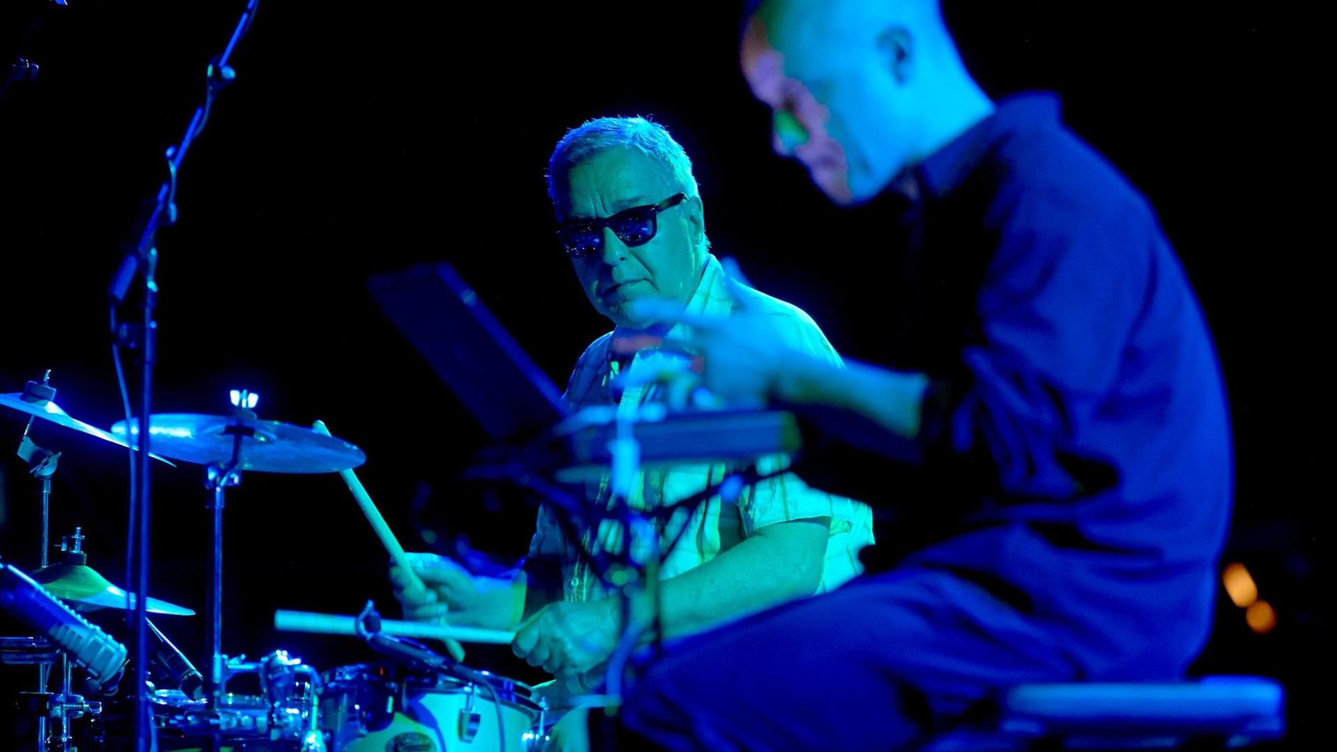 Das deutsche Duo Jaki Liebezeit (Schlagzeug) und Marcus Schmickler (r, elektronic) spielt am 08.06.2014 auf dem Moers Festival. Das deutsche Duo Jaki Liebezeit (Schlagzeug) und Marcus Schmickler (r, elektronic) spielt am 08.06.2014 auf dem Moers Festival.