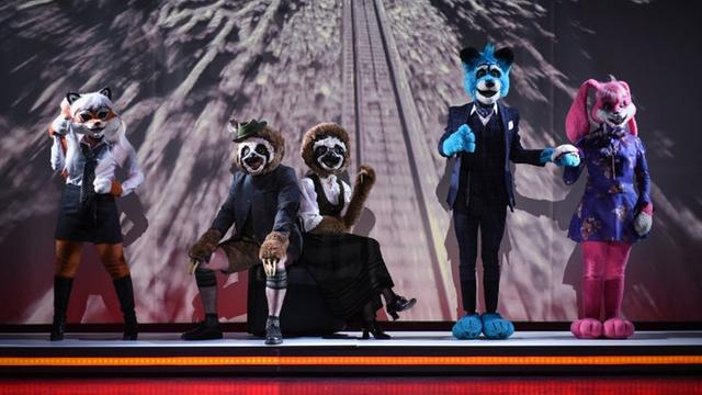Fünf Schauspieler mit Tiermasken auf der Bühne in Thomas Köcks Stück "paradies spielen (abendland. ein abgesang)"