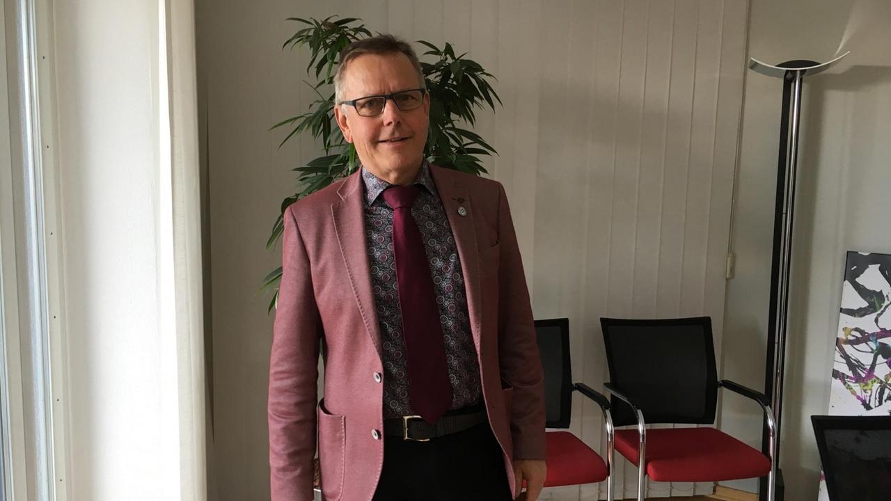 Der Bürgermeister des Bayrischen Dorfes Schwabhausen, Josef Baumgarten, steht in seinem Büro. Der Bürgermeister des Bayrischen Dorfes Schwabhausen, Josef Baumgarten, steht in seinem Büro.