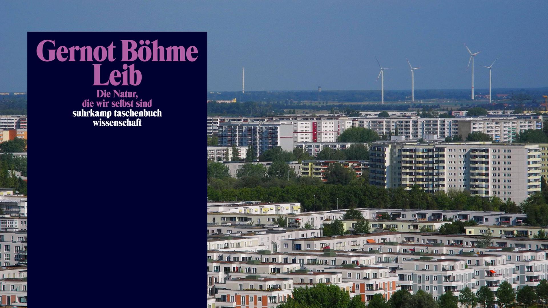 Blick auf den Berliner Stadtteil Marzahn mit vielen Plattenbauhochhäusern. Im Vordergrund ist der Buchtitel "Leib" von Gernot Böhme.