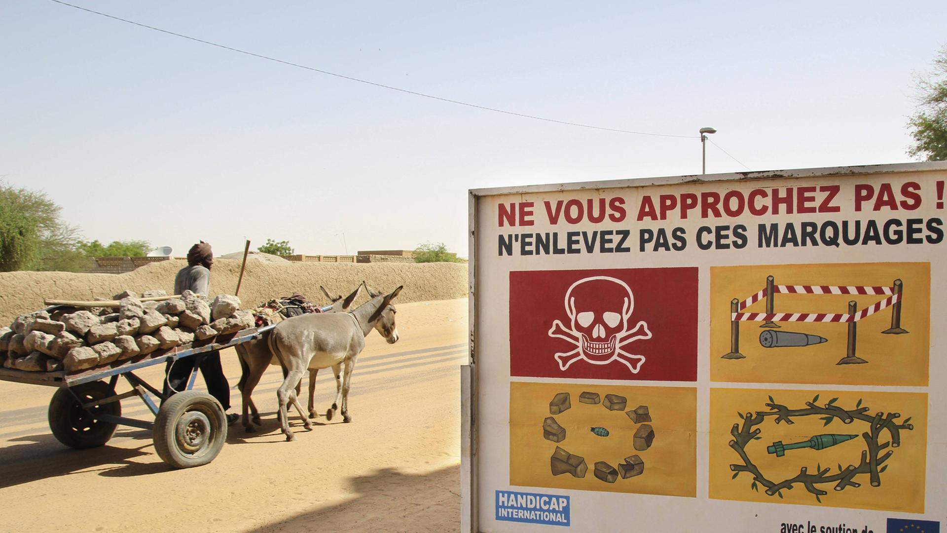 Warnung vor von Rebellen vermintem Gebiet in Timbuktu im Oktober 2014 Warnung vor von Rebellen vermintem Gebiet in Timbuktu im Oktober 2014