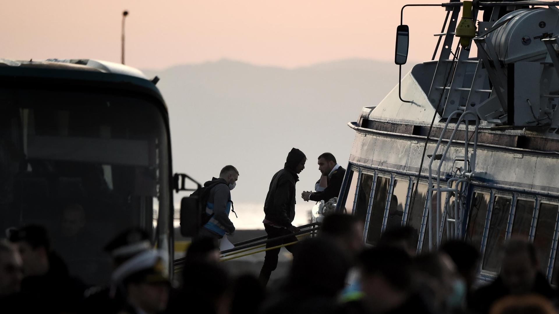 Erste Flüchtlinge werden von der griechischen Insel Lesbos zurück in die Türkei abgeschoben.