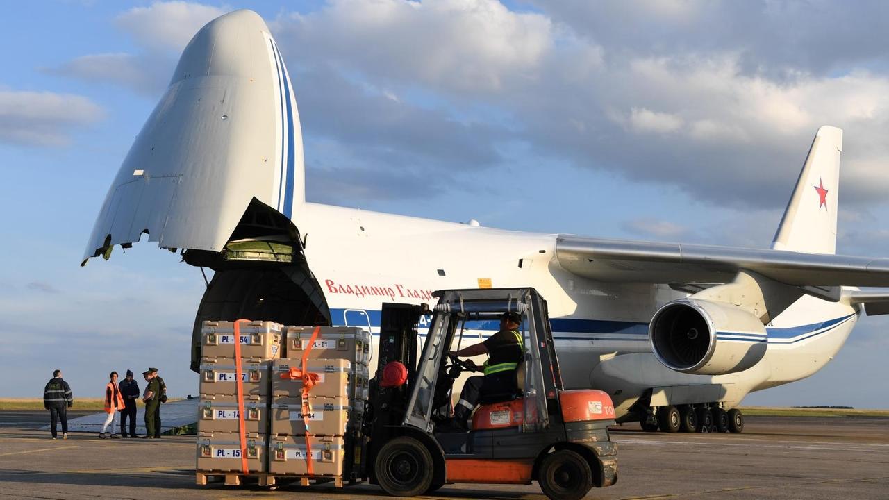 Eine russische Antonov An-124 Ruslan wird am französischen Flughafen Chateauroux mit Hilfsgütern für Syrien beladen.