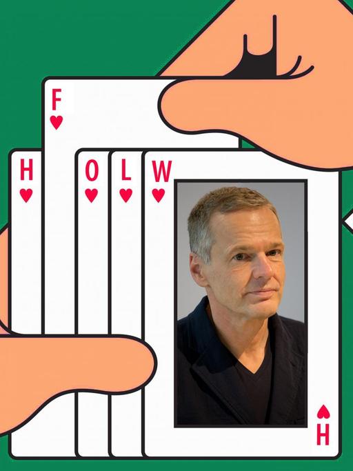 Montage zweier Hände, die ein Pokerblatt halten. Darin ein Bild von Wolf Haas.