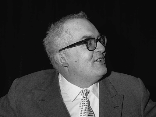 Porträt des Schweizer Schriftstellers, Dramatikers und Essayisten Friedrich Dürrenmatt (1921-1990).