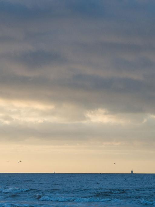 Ein Segelboot am 29.12.2015 am Horizont auf der Nordsee in Westende (Belgien). Foto: Lukas Schulze