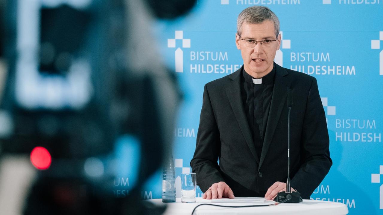 13.11.2018, Niedersachsen, Hannover: Heiner Wilmer, Hildesheimer Bischof, spricht während einer Pressekonferenz über einen neuen Missbrauchsvorwurf gegen den ehemaligen Hildesheimer Bischof Janssen. Ein ehemaliger Bewohner eines kirchlichen Kinderheims in Hildesheim habe sich dem Bistum anvertraut und dem Bischof Missbrauch vorgeworfen. Foto: Ole Spata/dpa | Verwendung weltweit 13.11.2018, Niedersachsen, Hannover: Heiner Wilmer, Hildesheimer Bischof, spricht während einer Pressekonferenz über einen neuen Missbrauchsvorwurf gegen den ehemaligen Hildesheimer Bischof Janssen. Ein ehemaliger Bewohner eines kirchlichen Kinderheims in Hildesheim habe sich dem Bistum anvertraut und dem Bischof Missbrauch vorgeworfen. Foto: Ole Spata/dpa | Verwendung weltweit