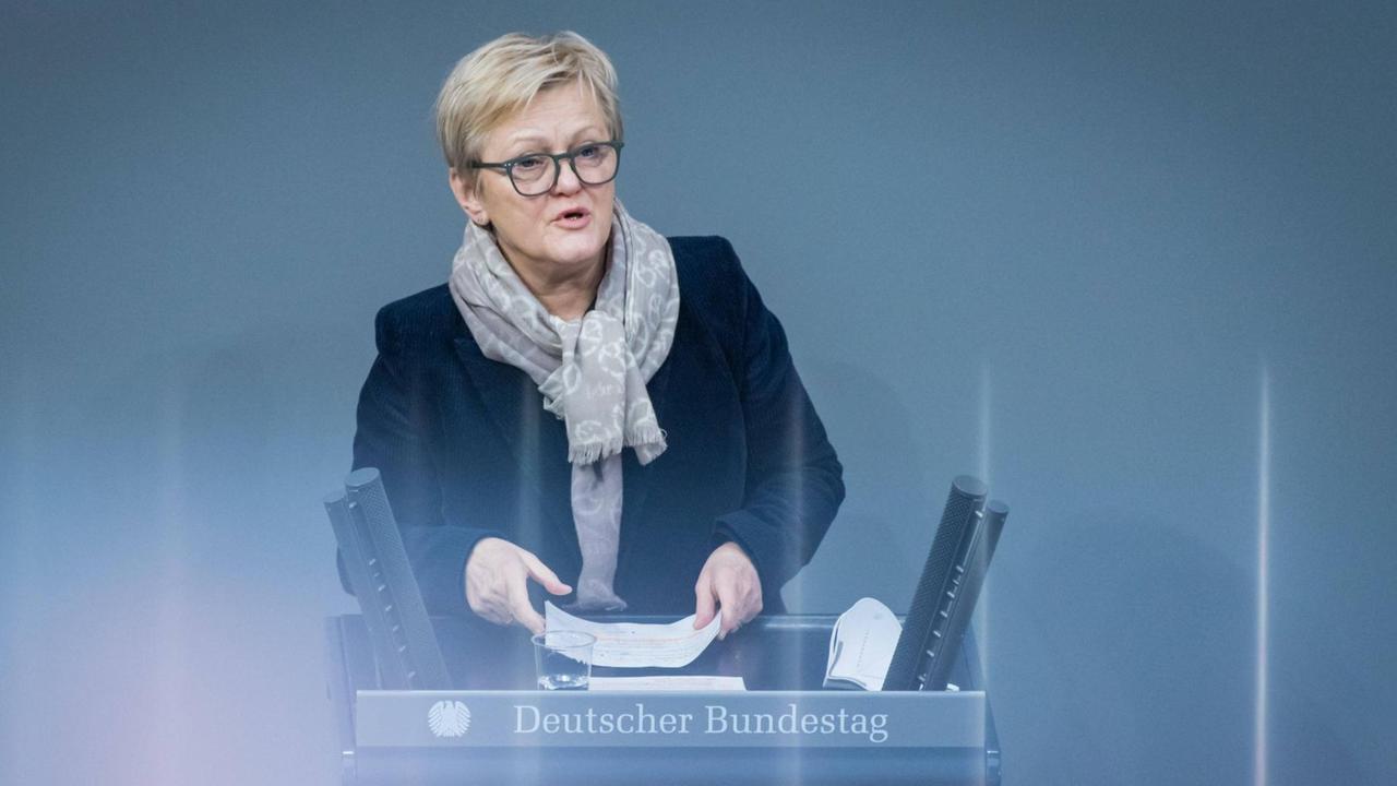 Renate Künast (Bündnis 90/Die Grünen) während der Sitzung des deutschen Bundestags zu sehen am Rednerpult. 