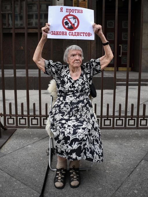 Die Grande Dame der russischen Menschenrechtsaktivisten, Ludmila Alexejewa von der Nicht-Regierungsorganisation Moskau Helsinki Gruppe, protestiert mit einem Schild mit der Aufschrift "Ich bin gegen Gesetze von Sadisten" vor der Duma.