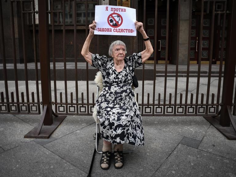 Die Grande Dame der russischen Menschenrechtsaktivisten, Ludmila Alexejewa von der Nicht-Regierungsorganisation Moskau Helsinki Gruppe, protestiert mit einem Schild mit der Aufschrift "Ich bin gegen Gesetze von Sadisten" vor der Duma.