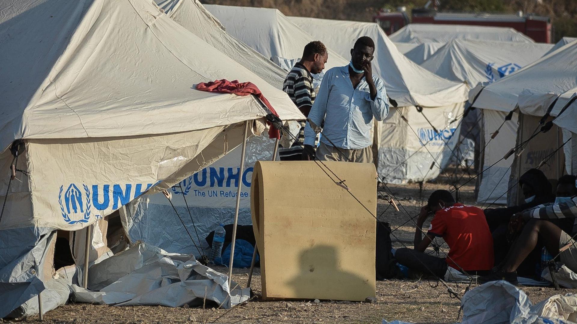 Flüchtlinge vor UNHCR-Zelten Flüchtlinge vor UNHCR-Zelten