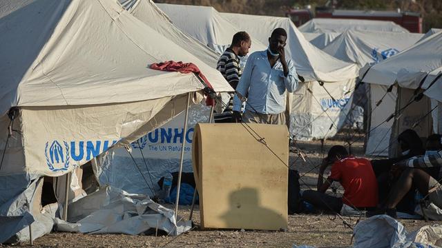 Flüchtlinge vor UNHCR-Zelten