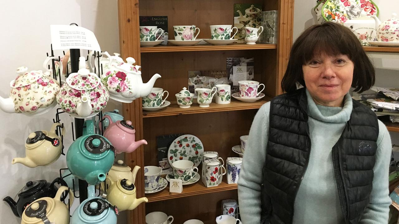 Dominique Orain führt durch ihre Boutique "Tea cosy" in der Altstadt von Bordeaux. Dominique Orain führt durch ihre Boutique "Tea cosy" in der Altstadt von Bordeaux.