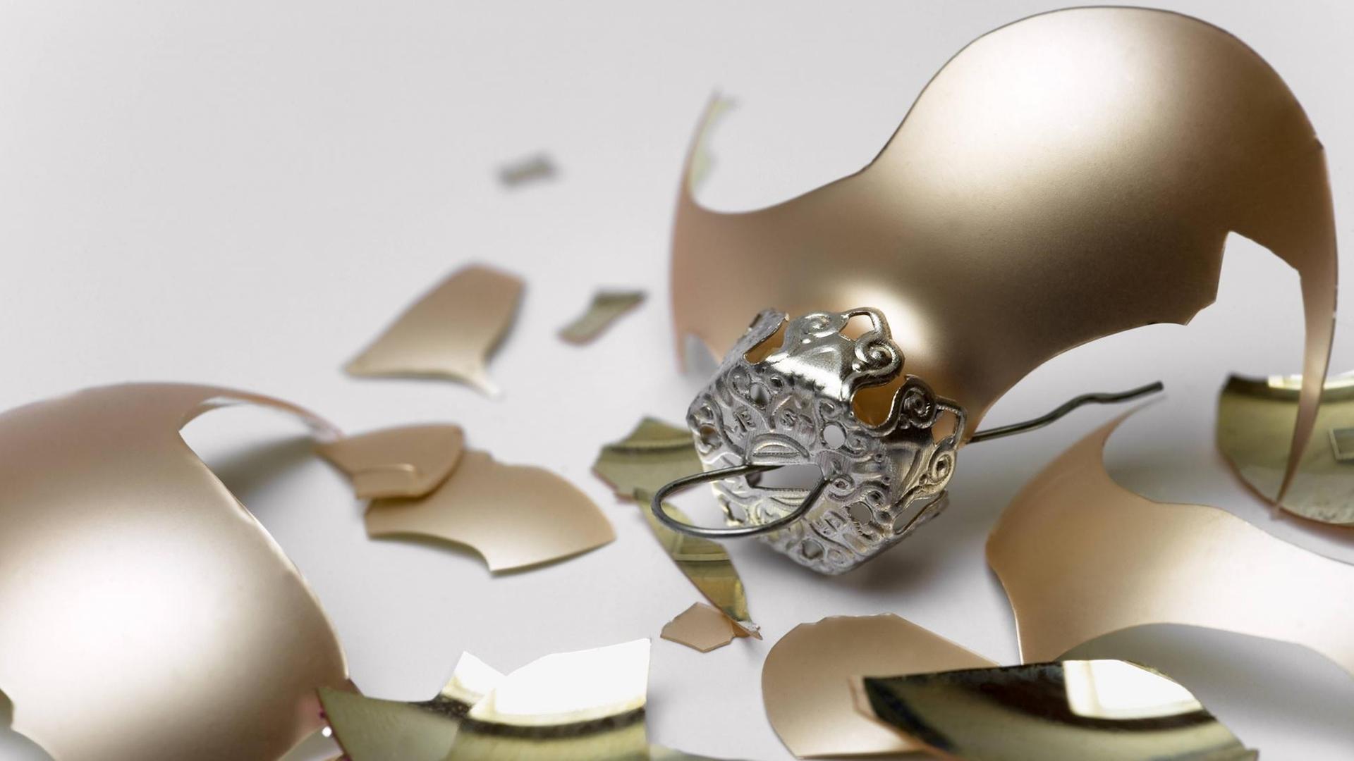 Eine zerbrochene goldene Weihnachtskugel Eine zerbrochene goldene Weihnachtskugel