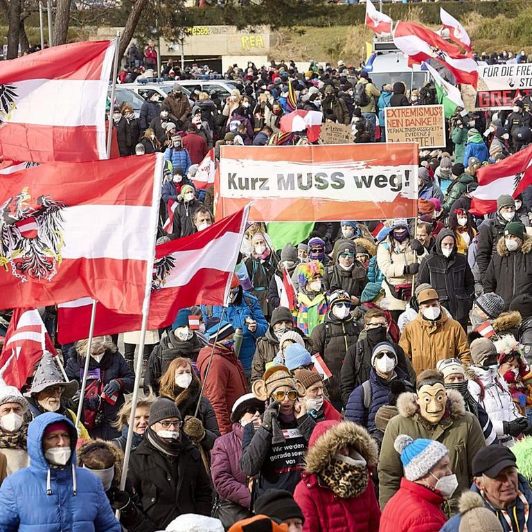 Wien 13.02.2021 - Demonstranten gegen Corona-Maßnahmen auf dem Karlsplatz.