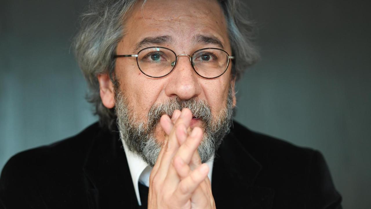 Der im Exil lebende langjährige Chefredakteur der türkischen Zeitung "Cumhuriyet", Can Dündar, blickt am 19.10.2016 während einer Pressekonferenz auf der Buchmesse in Frankfurt am Main (Hessen) in die Runde. Der im Exil lebende langjährige Chefredakteur der türkischen Zeitung "Cumhuriyet", Can Dündar, blickt am 19.10.2016 während einer Pressekonferenz auf der Buchmesse in Frankfurt am Main (Hessen) in die Runde.