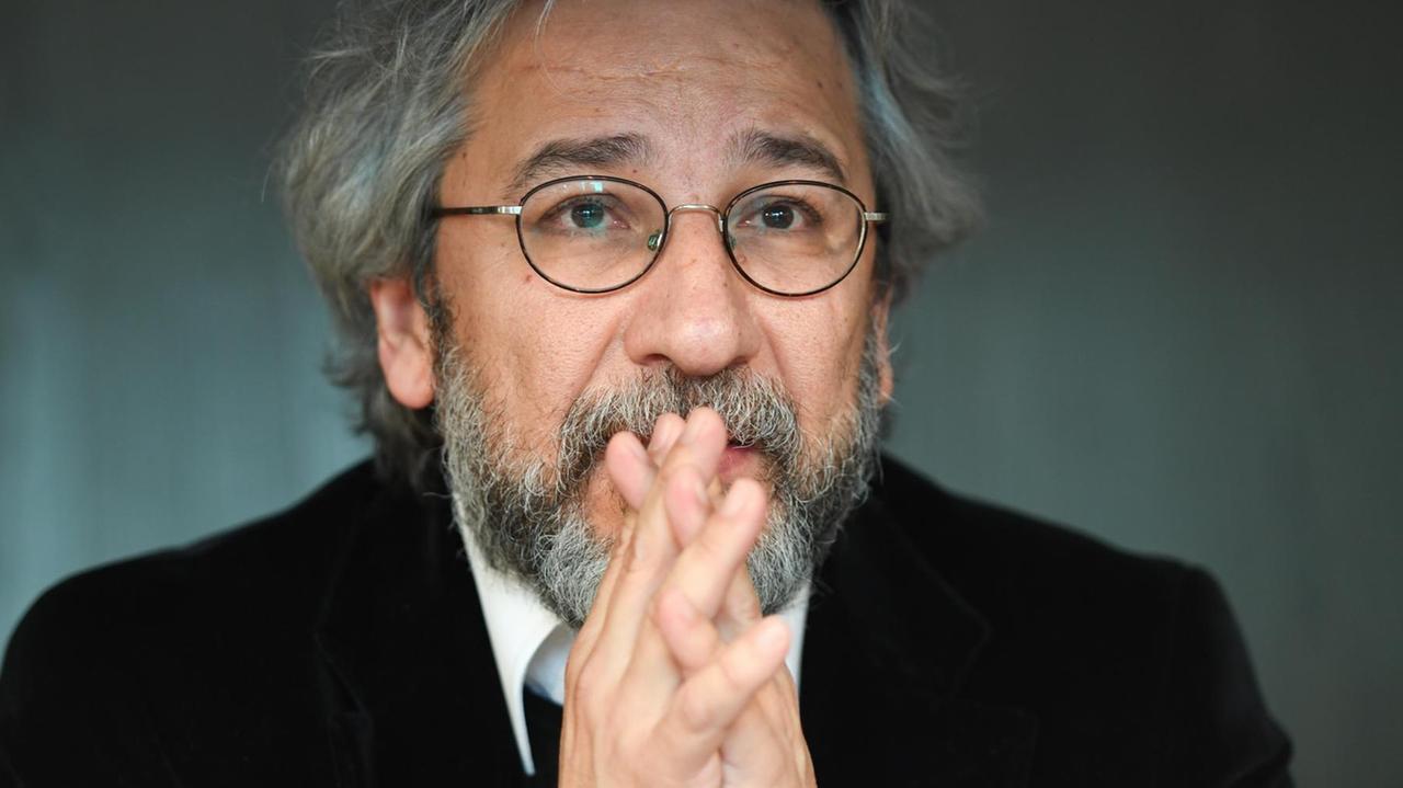 Der im Exil lebende langjährige Chefredakteur der türkischen Zeitung "Cumhuriyet", Can Dündar, blickt am 19.10.2016 während einer Pressekonferenz auf der Buchmesse in Frankfurt am Main (Hessen) in die Runde. Der im Exil lebende langjährige Chefredakteur der türkischen Zeitung "Cumhuriyet", Can Dündar, blickt am 19.10.2016 während einer Pressekonferenz auf der Buchmesse in Frankfurt am Main (Hessen) in die Runde.