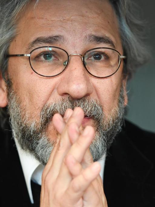 Der im Exil lebende langjährige Chefredakteur der türkischen Zeitung "Cumhuriyet", Can Dündar, blickt am 19.10.2016 während einer Pressekonferenz auf der Buchmesse in Frankfurt am Main (Hessen) in die Runde.