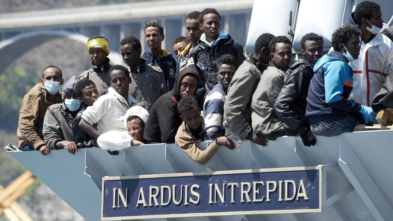 Flüchtlinge auf einem Schiff der italienischen Marine. Flüchtlinge auf einem Schiff der italienischen Marine.