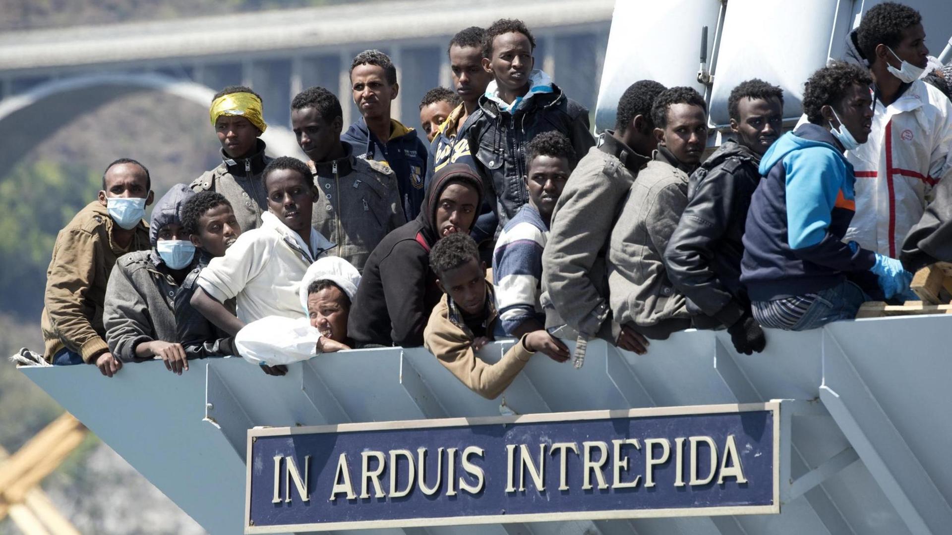 Flüchtlinge auf einem Schiff der italienischen Marine. Flüchtlinge auf einem Schiff der italienischen Marine.