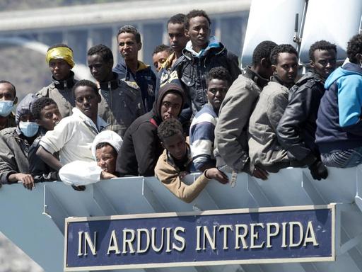 Flüchtlinge auf einem Schiff der italienischen Marine.