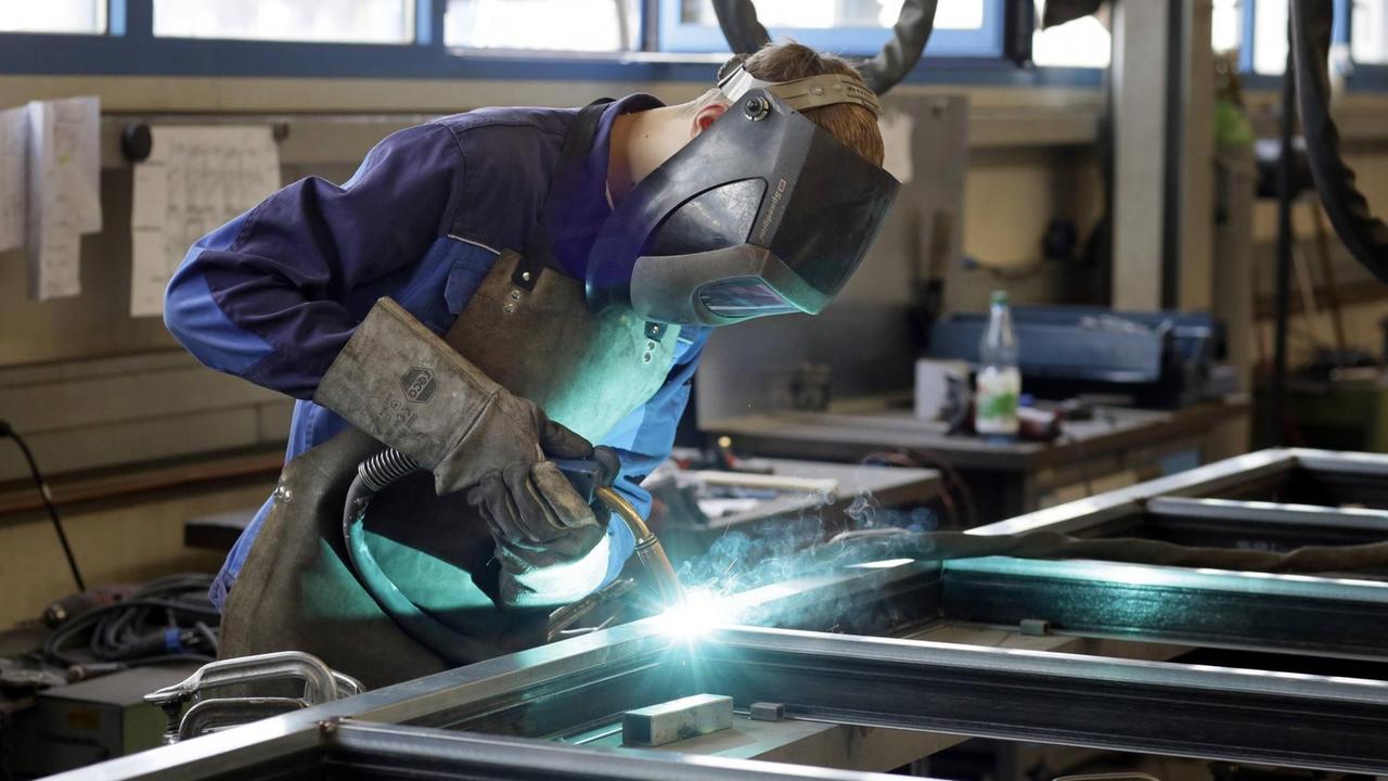 Ein Auszubildender bei der Metallbau Windeck GmbH schweisst einen Fensterrahmen zusammen. Ein Auszubildender bei der Metallbau Windeck GmbH schweisst einen Fensterrahmen zusammen.
